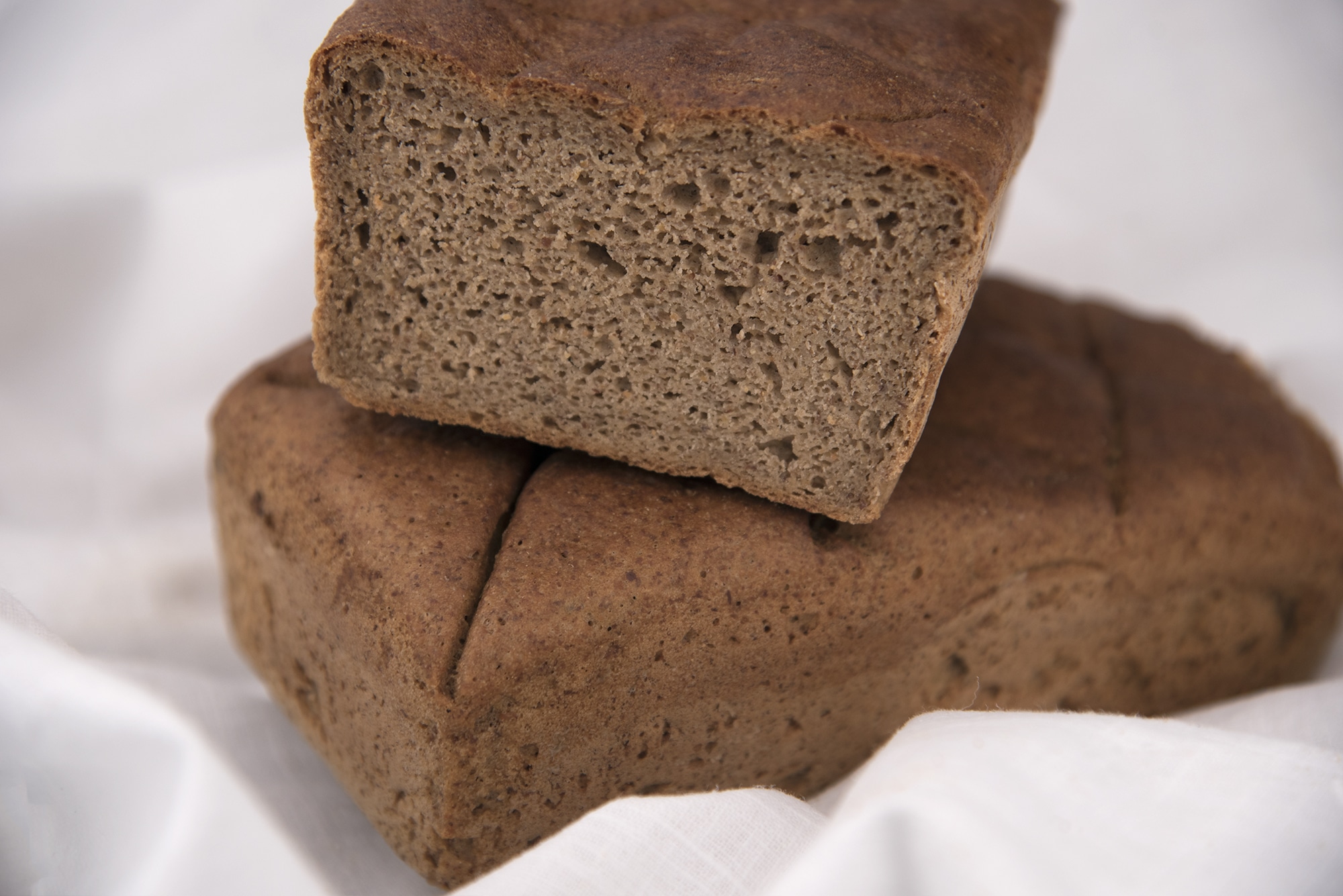 Glutenfreies dunkles Brot